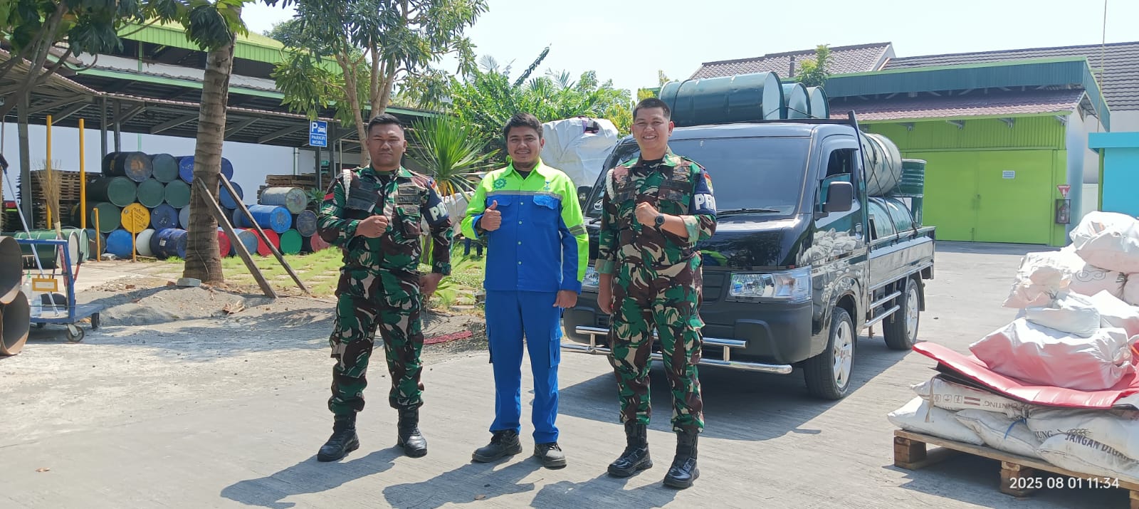 Pemberian Drum besi untuk tempat sampah di Yon Armed Bantar Gebang